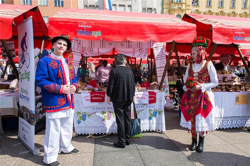 Karlovačka županija "Sa susjedima kod sata" na zagrebačkom Trgu bana Jelačića