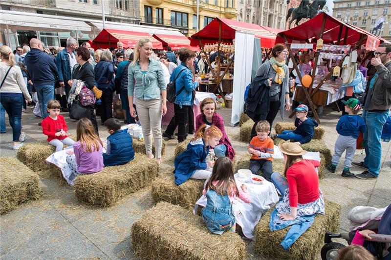 Karlovačka županija "Sa susjedima kod sata" na zagrebačkom Trgu bana Jelačića