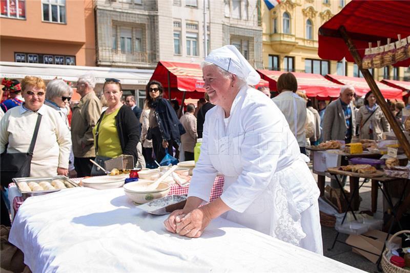 Karlovačka županija "Sa susjedima kod sata" na zagrebačkom Trgu bana Jelačića