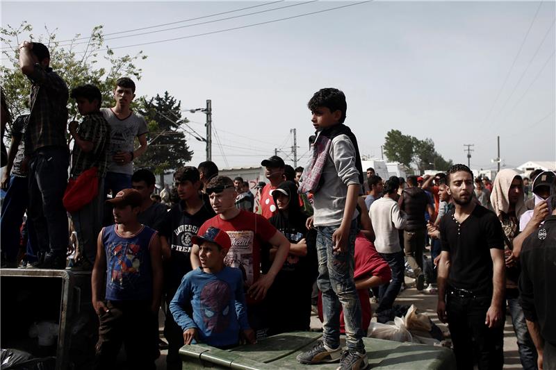 Dozens of migrants break through Macedonian border