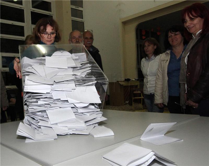 Zatvorena birališta u Srbiji, izašlo više od polovice birača