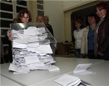 Zatvorena birališta u Srbiji, izašlo više od polovice birača