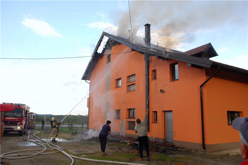 Vatra iz kotlovnice u prizemlju zapalila tavan kuće u Slapnom u blizini Ozlja