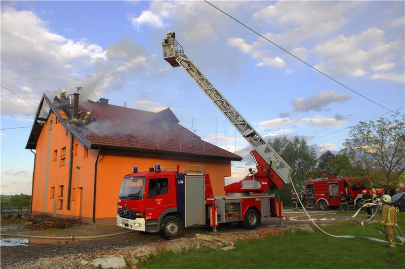 Vatra iz kotlovnice u prizemlju zapalila tavan kuće u Slapnom u blizini Ozlja