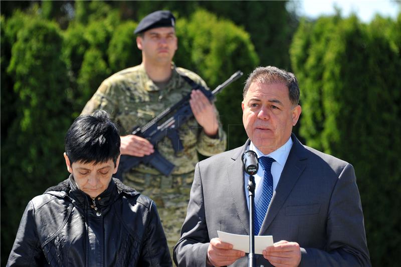 Bulgarian defence minister visits Bulgarian military cemetery in Vukovar