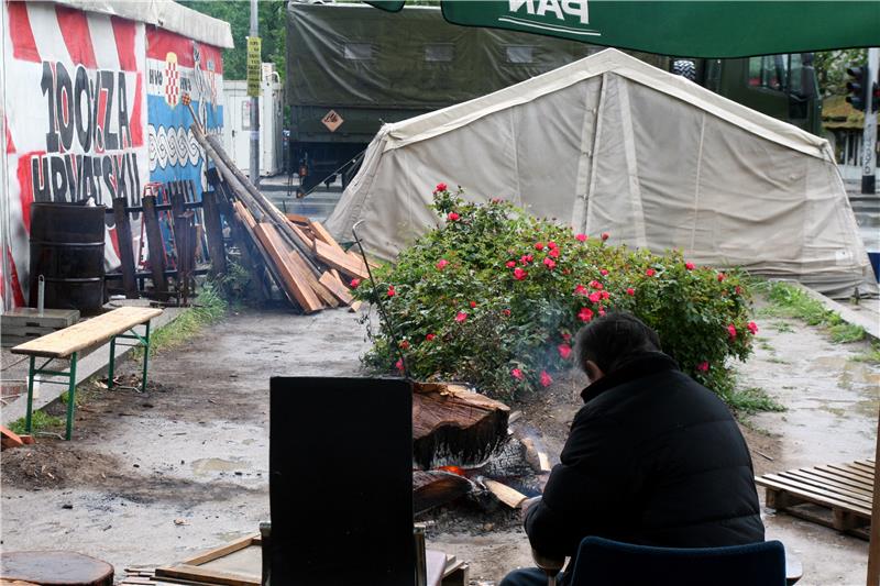 Započelo je raspremanje i uklanjanje prosvjedničkog kampa u Savskoj 66