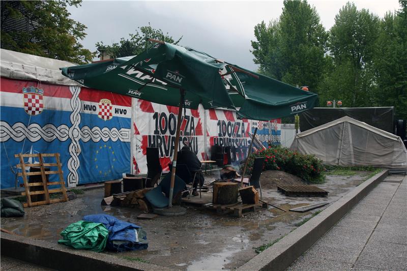 Započelo je raspremanje i uklanjanje prosvjedničkog kampa u Savskoj 66