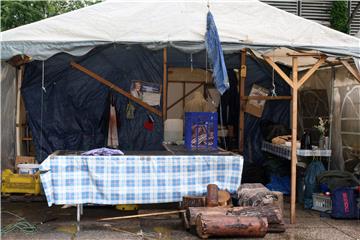 Započelo je raspremanje i uklanjanje prosvjedničkog kampa u Savskoj 66