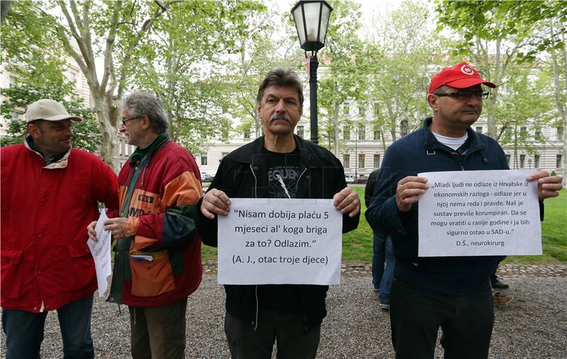 Prosvjed "Reci to cipelama - prosvjed ostavljenih cipela"