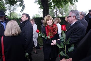 Vodstvo SDP-a položilo cvijeće i vijenac na grob Ivice Račana