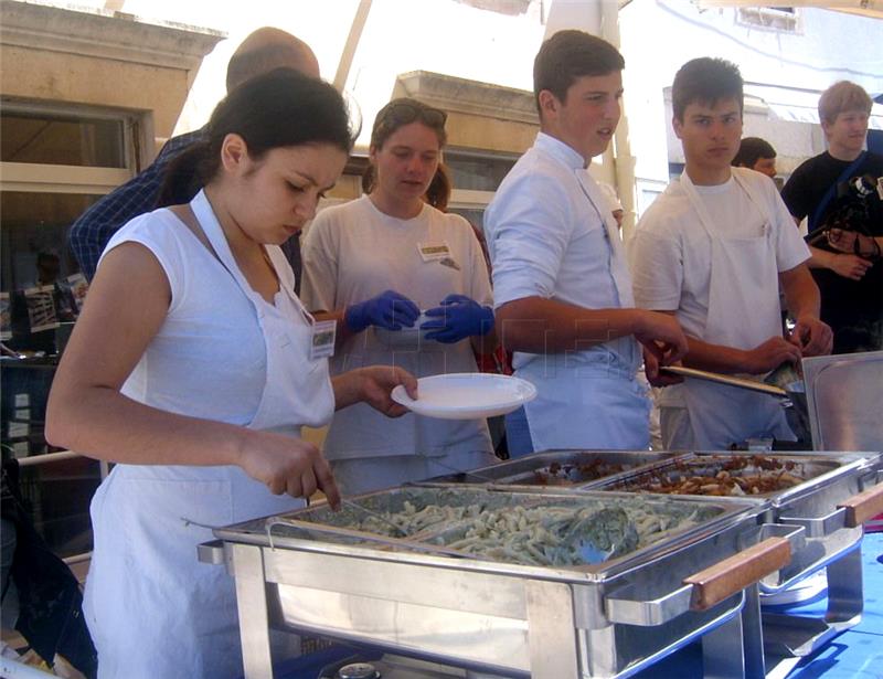 Uz Dan korčulanskih šparoga učenici ponudili i tradicionalne slastice