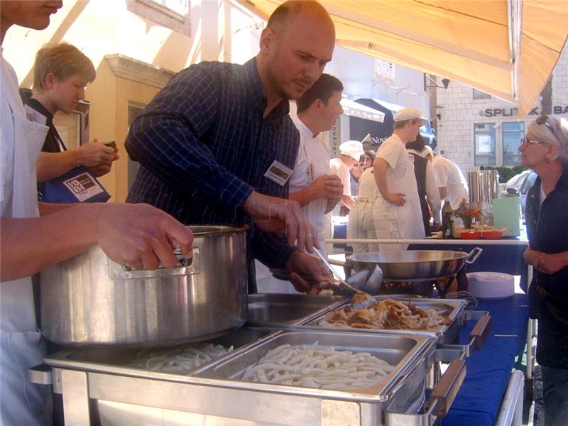 Uz Dan korčulanskih šparoga učenici ponudili i tradicionalne slastice