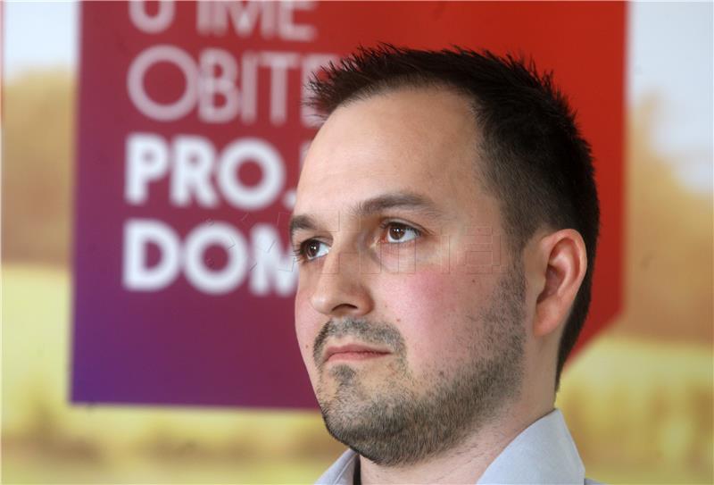 Konferencija za novinare odvjetnika Krešimira Planinića i predstavnika "Projekta Domovina" o neplaćenom radu nedjeljom