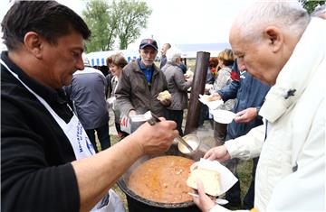 Osijek: Praznik rada tradicionalno obilježen podjelom graha