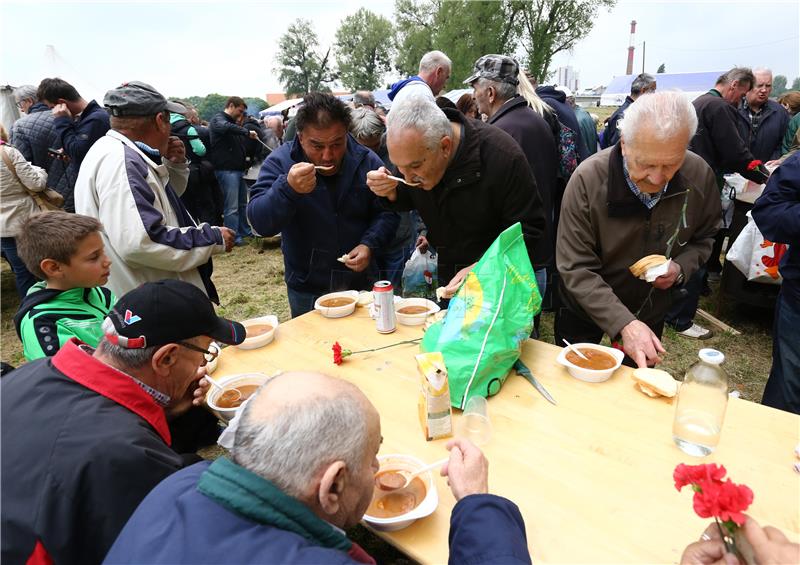 Osijek: Praznik rada tradicionalno obilježen podjelom graha