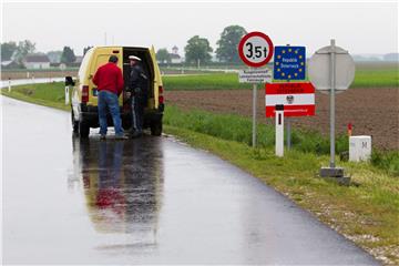 HUNGARY AUSTRIA MIGRATION