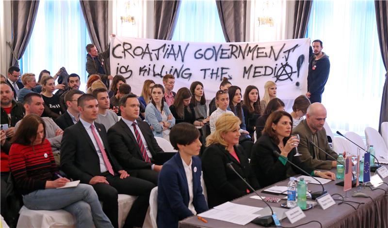 Grabar-Kitarović govorila o slobodi medija; dio aktivista i novinara je izviždao 