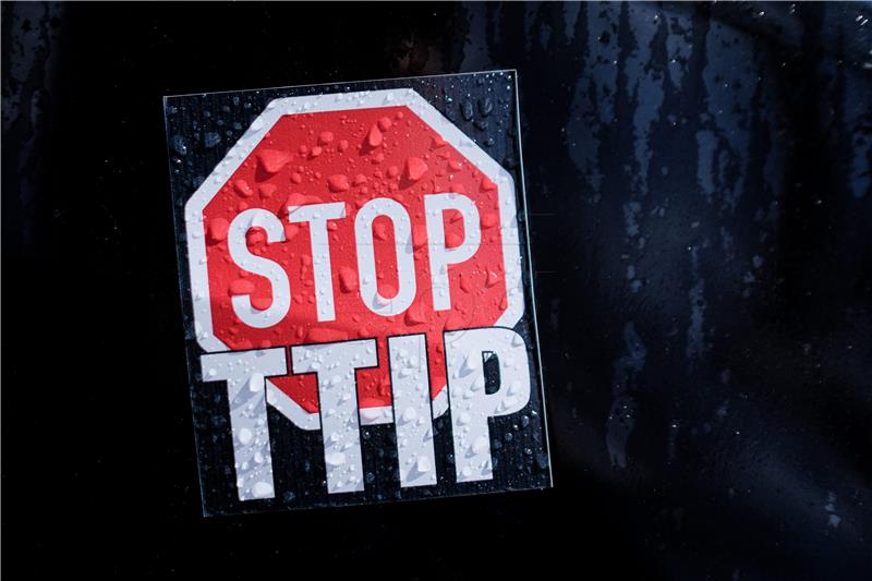 Nijemci protiv TTIP-a, Merkel za