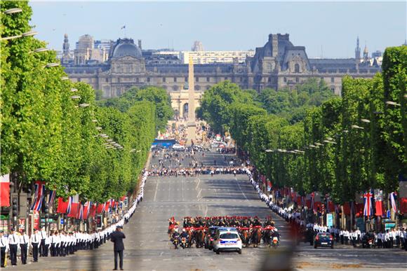 Avenija Champs-Elysees u nedjelju samo za pješake