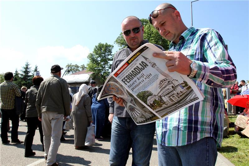 Tisuće vjernika pristižu na otvaranje obnovljene džamije Ferhadije