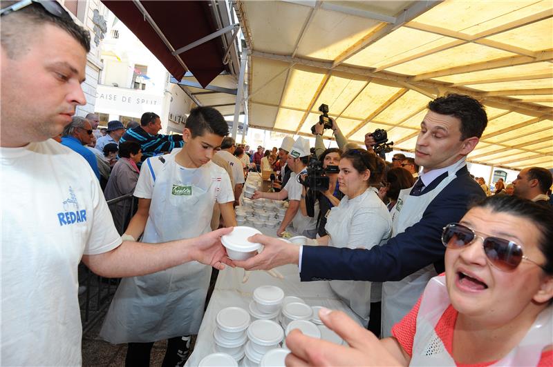 Premijer Orešković  na "Fešti spize i pića"