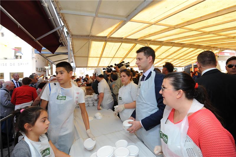 Premijer Orešković  na "Fešti spize i pića"