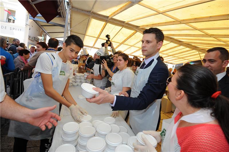 Premijer Orešković  na "Fešti spize i pića"