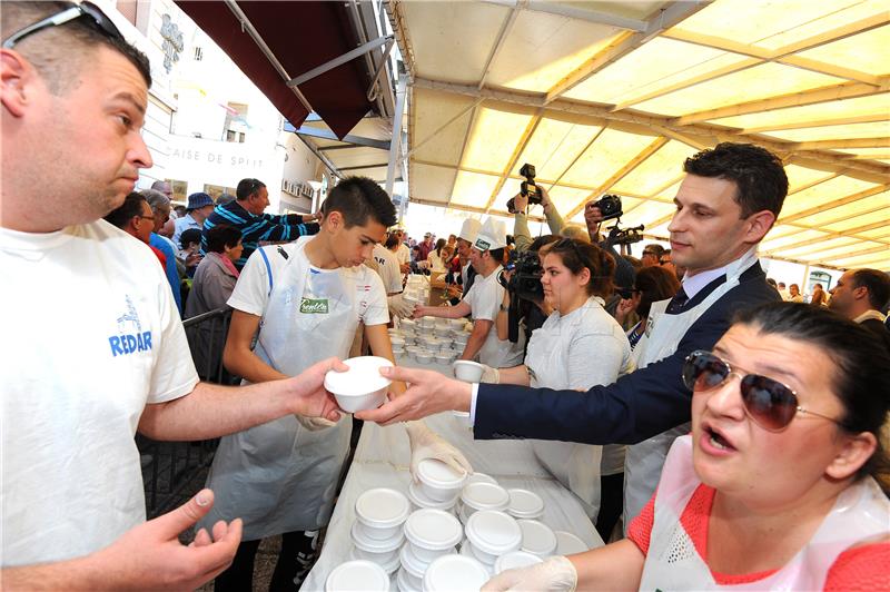 Premijer Orešković  na "Fešti spize i pića"