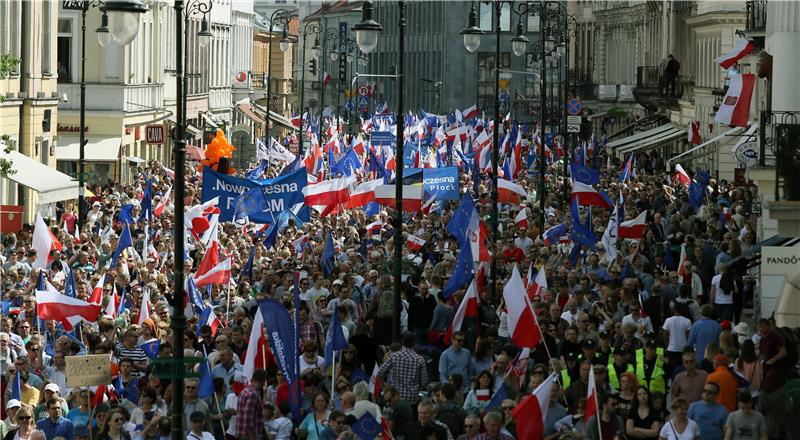 Prosvjed oporbe u Varšavi za zaštitu mjesta Poljske u Europi