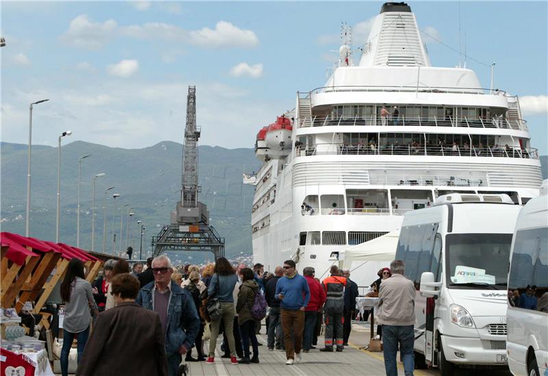 Rast broja putnika i brodova u morskim lukama u ožujku