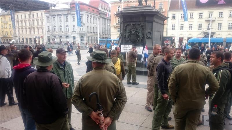 Prosvjed pirotehničara započeo okupljanjem na Trgu bana Jelačića