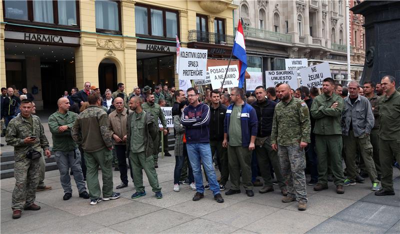 Mine removal specialists protest against low wages