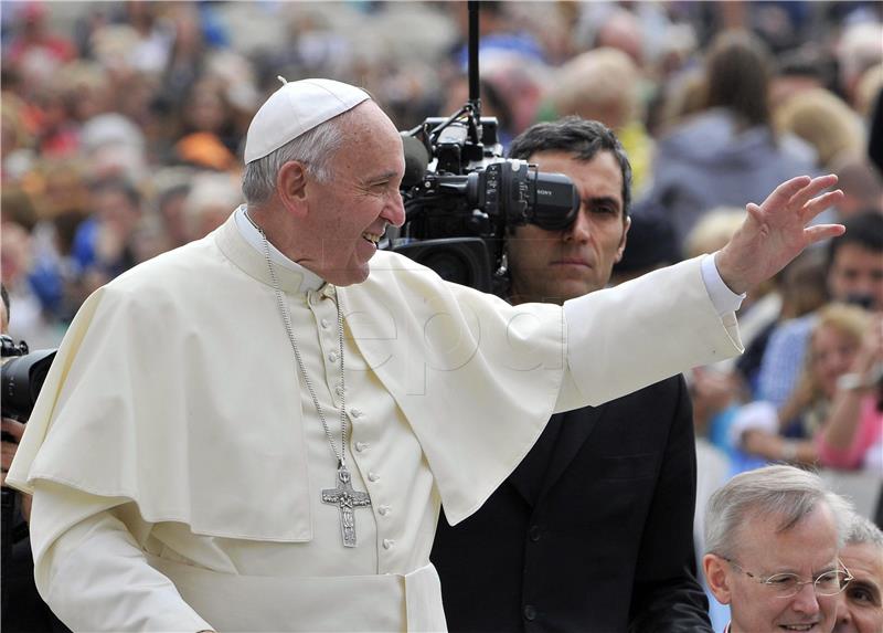 Papa Franjo otvara put ženama u svećeničku službu 