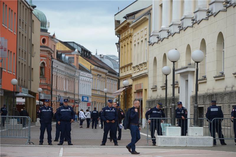 Banja Luka: Stigle tisuće prosvjednika, prijepodne bez izgreda