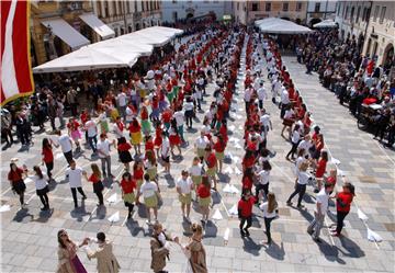 Varaždinski maturanti plesali "quadrillu"