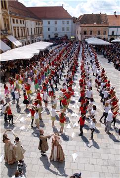 Varaždinski maturanti plesali "quadrillu"