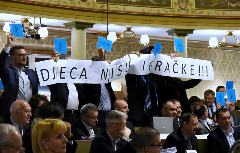 Zagreb: "Djeca nisu igračke!" - transparentom poručili gradski zastupnici SDP-a