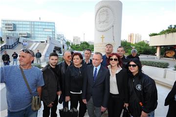  Hasanbegović u Splitu položio vijenac na spomenik palim braniteljima IX. bojne HOS-a