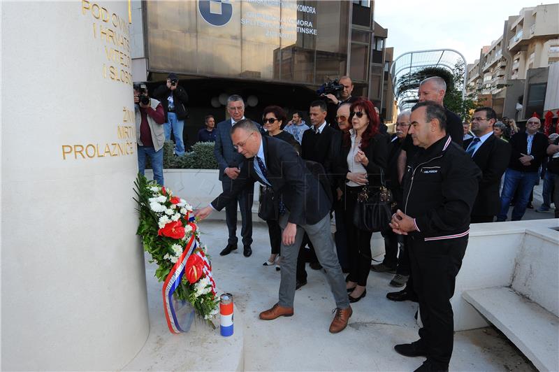  Hasanbegović u Splitu položio vijenac na spomenik palim braniteljima IX. bojne HOS-a