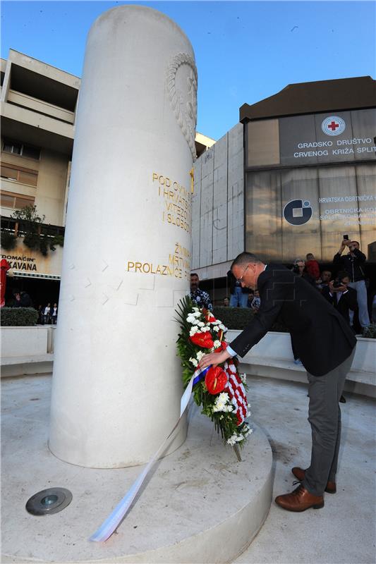  Hasanbegović u Splitu položio vijenac na spomenik palim braniteljima IX. bojne HOS-a