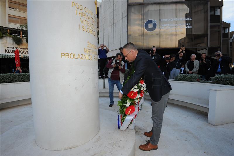  Hasanbegović u Splitu položio vijenac na spomenik palim braniteljima IX. bojne HOS-a