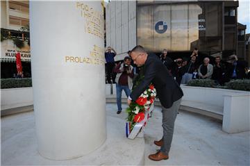  Hasanbegović u Splitu položio vijenac na spomenik palim braniteljima IX. bojne HOS-a