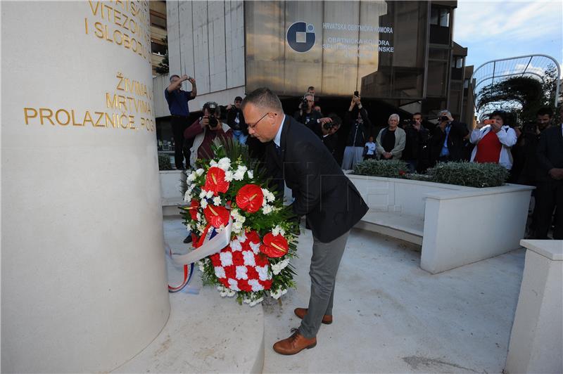  Hasanbegović u Splitu položio vijenac na spomenik palim braniteljima IX. bojne HOS-a