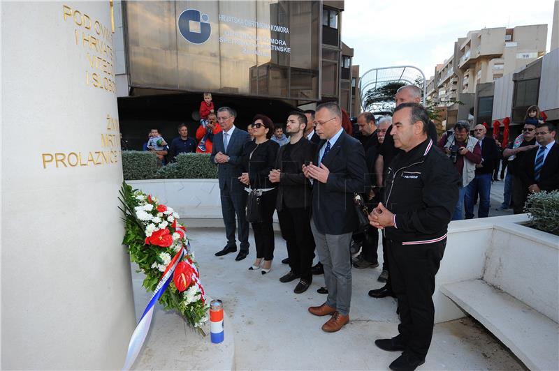 Ministar Hasanbegović položio vijenac na spomenik poginulim braniteljima 9. bojne HOS-a