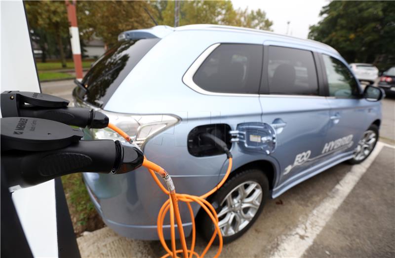 Svečanim otvorenjem punionice električnih vozila u Poreču najavljen "Nikola Tesla EV Rally Croatia 2016" 