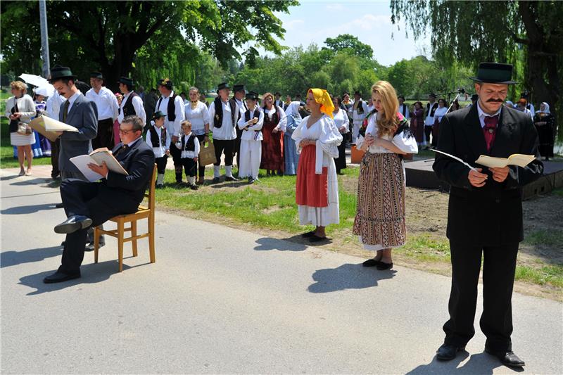 U vikovačkom Krnjašu otkriven spomenik Ivanu i Mariji Kozarac