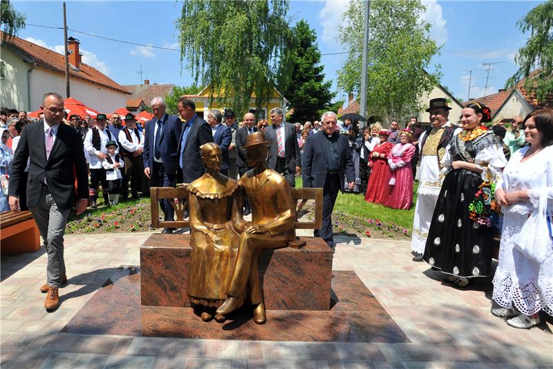 U vikovačkom Krnjašu otkriven spomenik Ivanu i Mariji Kozarac