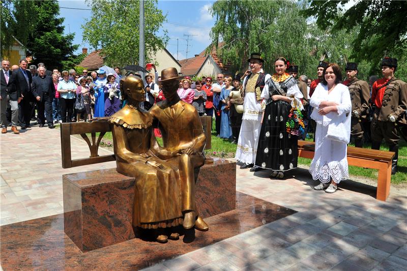 U vikovačkom Krnjašu otkriven spomenik Ivanu i Mariji Kozarac