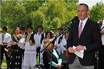 U vikovačkom Krnjašu otkriven spomenik Ivanu i Mariji Kozarac