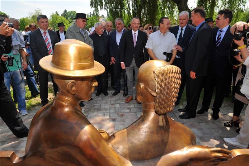 U vikovačkom Krnjašu otkriven spomenik Ivanu i Mariji Kozarac